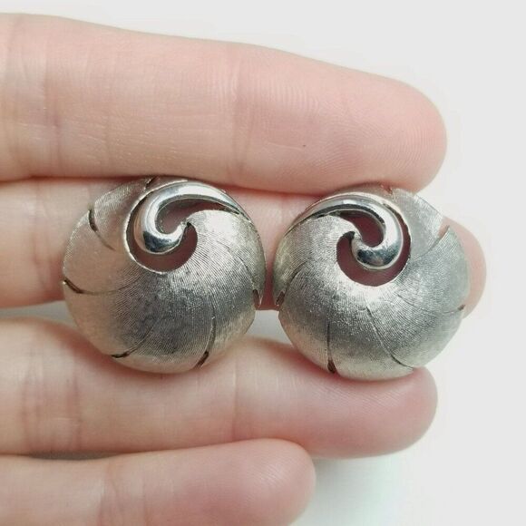 Vintage Spiral Shell Shape Clip On Earrings, Silver Tone Unsigned, Estate - Picture 1 of 6